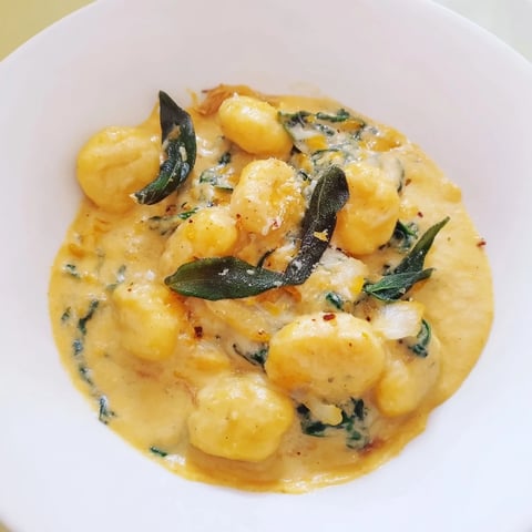 One-Pot Creamy Pumpkin Sage Gnocchi pasta, perfectly seasoned, ready to serve with crispy sage topping.